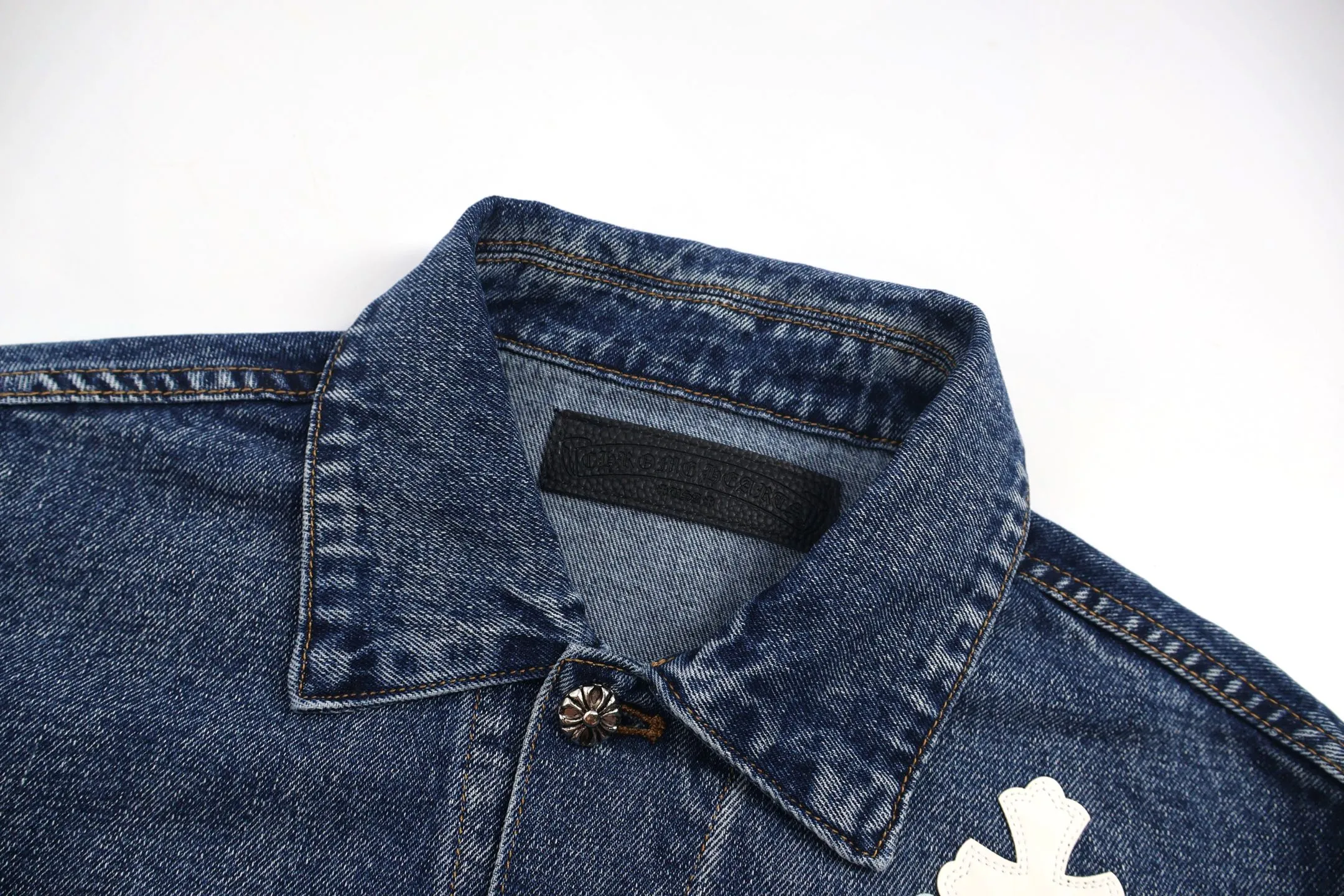 🅿️810 [Exclusive supply] CH Crow Heart Sleeve Cross-Flat Denim Jacket This denim jacket takes the brand's iconic cross element as its core, and stages a wonderful dialogue between hardcore aesthetics and street fashion on retro distressed denim fabric. Design details: the visual fantasy of Gothic symbols, the multi-dimensional expression of the cross totem: the red and white contrasting cross patches are staggered on the chest and back, making the brand more recognizable; the hollow cross pattern leather splicing on the sleeves combines the mystery of religious symbols with the punk-style deconstructed design. Every detail tells the dark aesthetics of Crowe's heart. Retro distressing with denim texture: Selected denim fabrics are treated with distressing techniques to show natural fading and texture, which not only retains the retro accent of denim items, but also adds a casual sense to the overall look. The ingenuity of hardware and tailoring: the metal buttons and hardware all have Croxin's iconic pattern, which shines with exquisite luster under the refraction of light; the neat tailoring of the classic denim jacket is suitable for a variety of wearing scenarios, and can create a strong personal style whether it is layered or worn alone. Croxin's denim jacket is not only a piece of clothing, but also a style badge that highlights unique aesthetics and rebellious attitude. For those who pursue individuality, they can leave their own hardcore mark in the fashion field. Size:S-M-L-XL